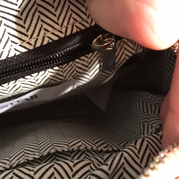 Just Fab NWOT Metallic crossbody Never Worn - Picture 5 of 6